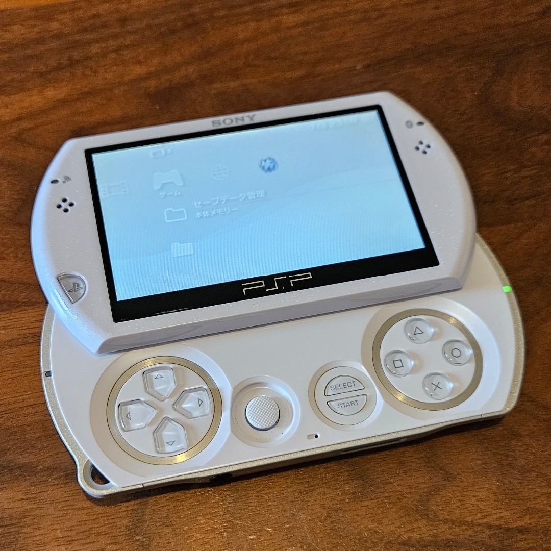 PlayStation Portable(プレイステーションポータブル)のSONY PlayStationPortable 本体 PSP-N1000 PW エンタメ/ホビーのゲームソフト/ゲーム機本体(携帯用ゲーム機本体)の商品写真