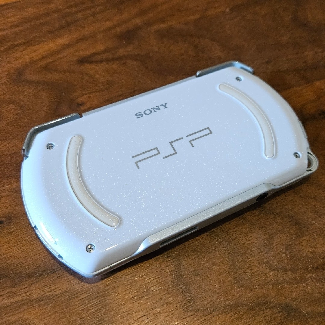 PlayStation Portable(プレイステーションポータブル)のSONY PlayStationPortable 本体 PSP-N1000 PW エンタメ/ホビーのゲームソフト/ゲーム機本体(携帯用ゲーム機本体)の商品写真