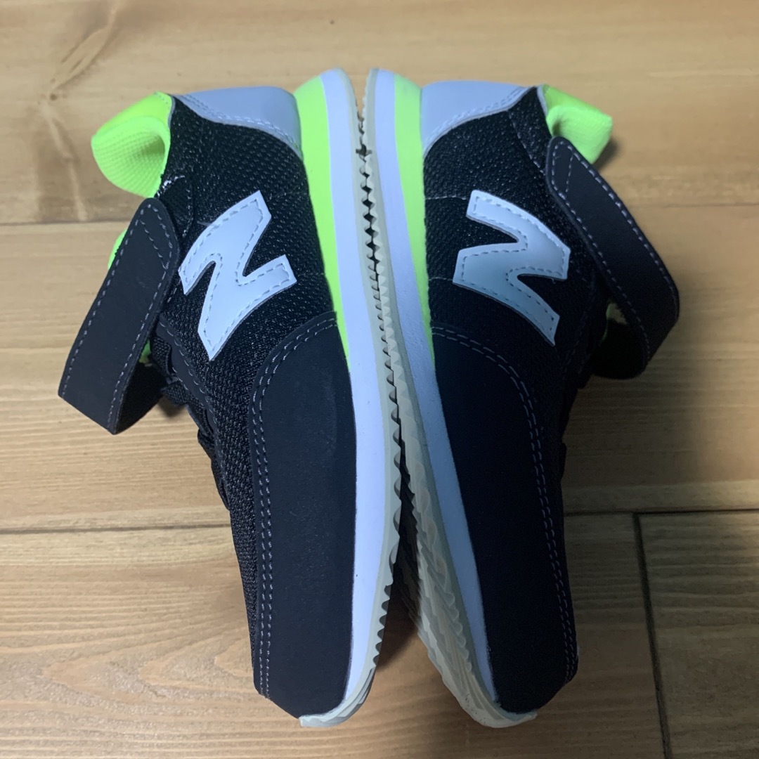 New Balance(ニューバランス)のニューバランス　ブラック✖️蛍光イエロー キッズ/ベビー/マタニティのキッズ靴/シューズ(15cm~)(スニーカー)の商品写真