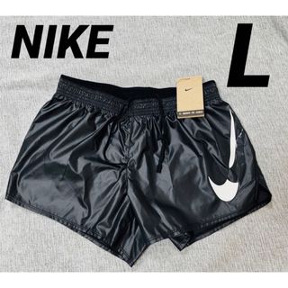 ナイキ(NIKE)のナイキ　スウッシュ ランニングショートパンツ　レディース　L ツヤあり(ショートパンツ)