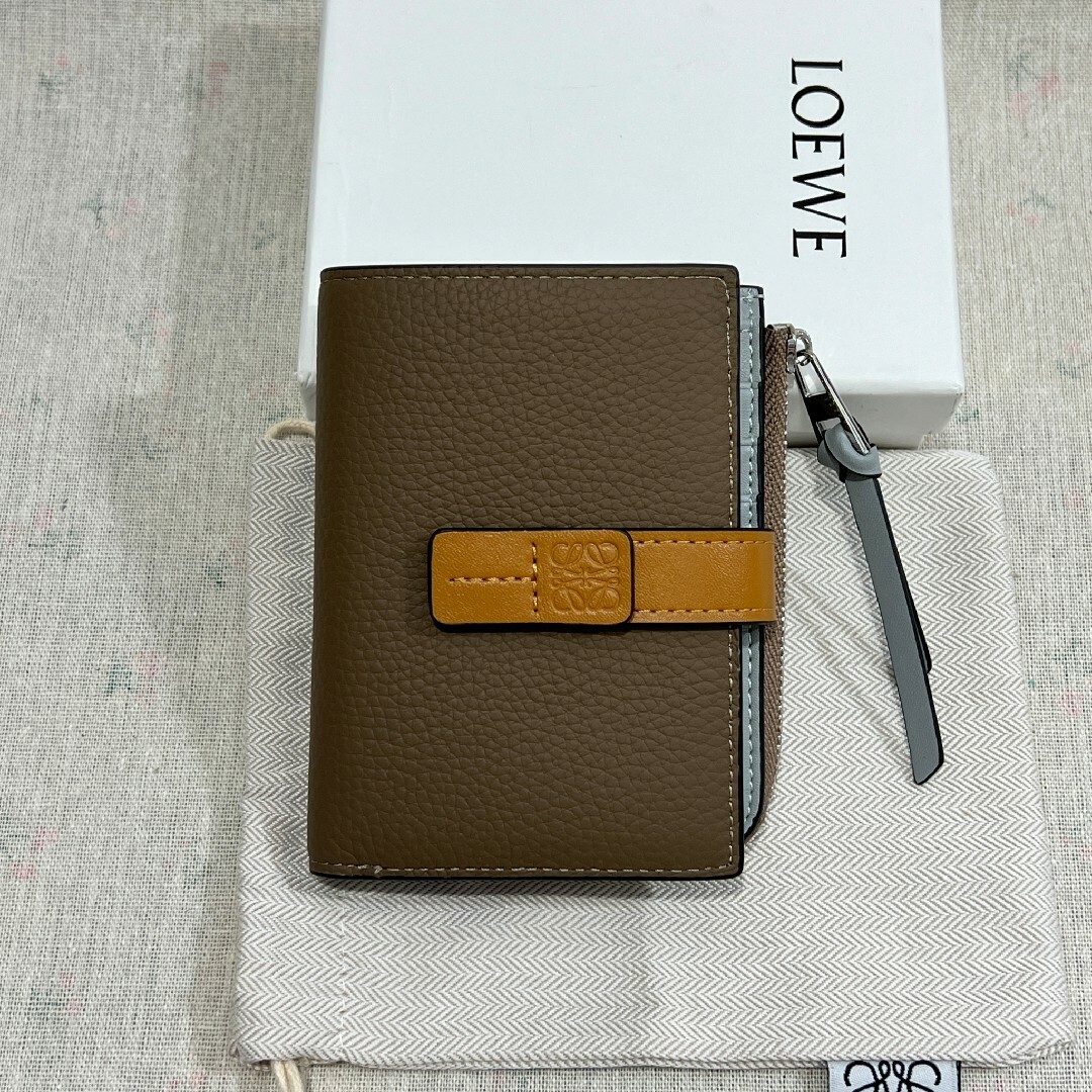 LOEWE二つ折り財布垂直小財布です 新品未使用です-