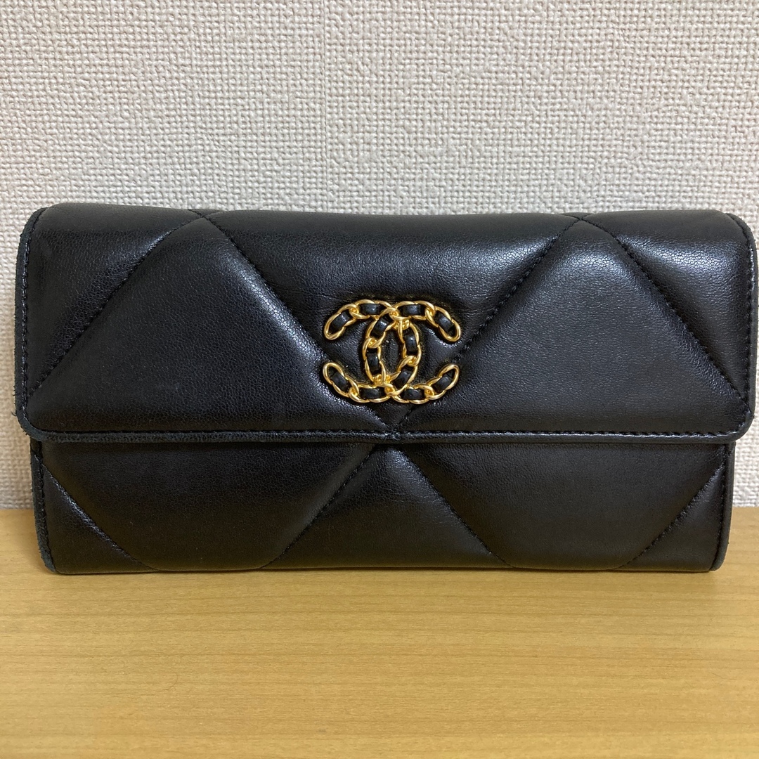 CHANEL(シャネル)の美品　CHANEL19 長財布　ブラック　ピンク　正規品 レディースのファッション小物(財布)の商品写真