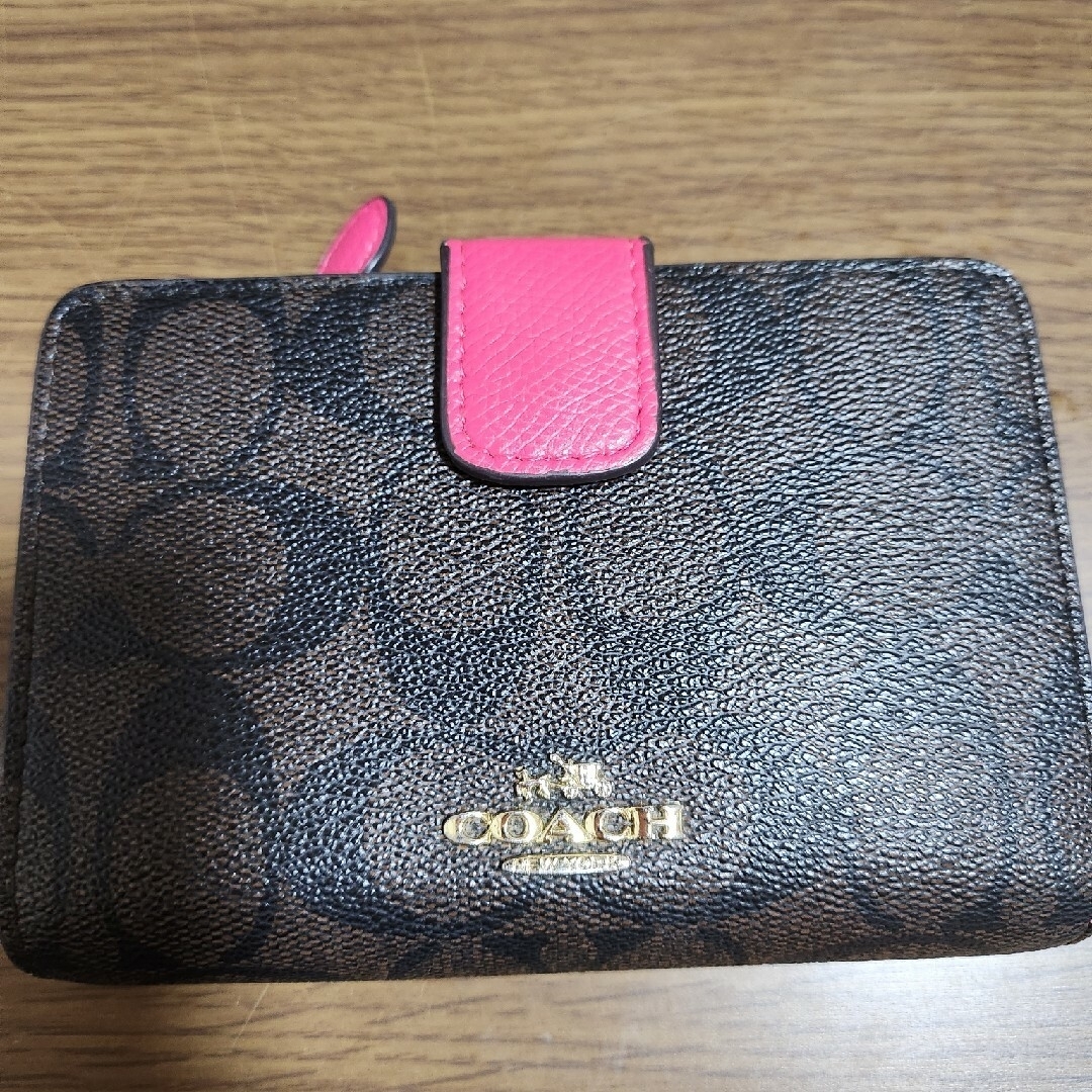 ♡COACH レザー　濃いピンク　フラップ開閉