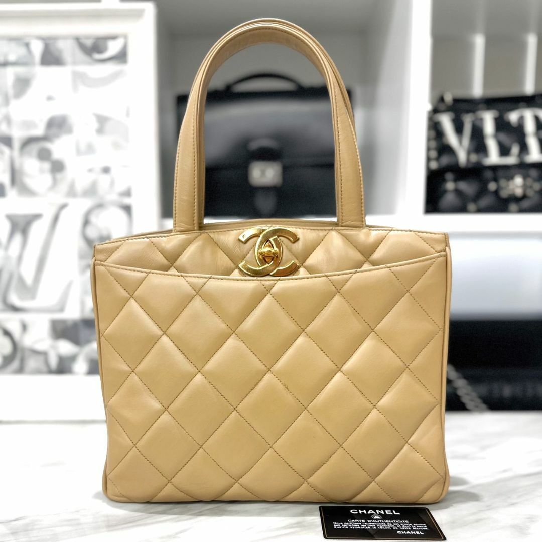 CHANEL(シャネル)のシャネル　マトラッセ　トートバッグ　ベージュ×ゴールド　ラムスキン　3番台 レディースのバッグ(トートバッグ)の商品写真