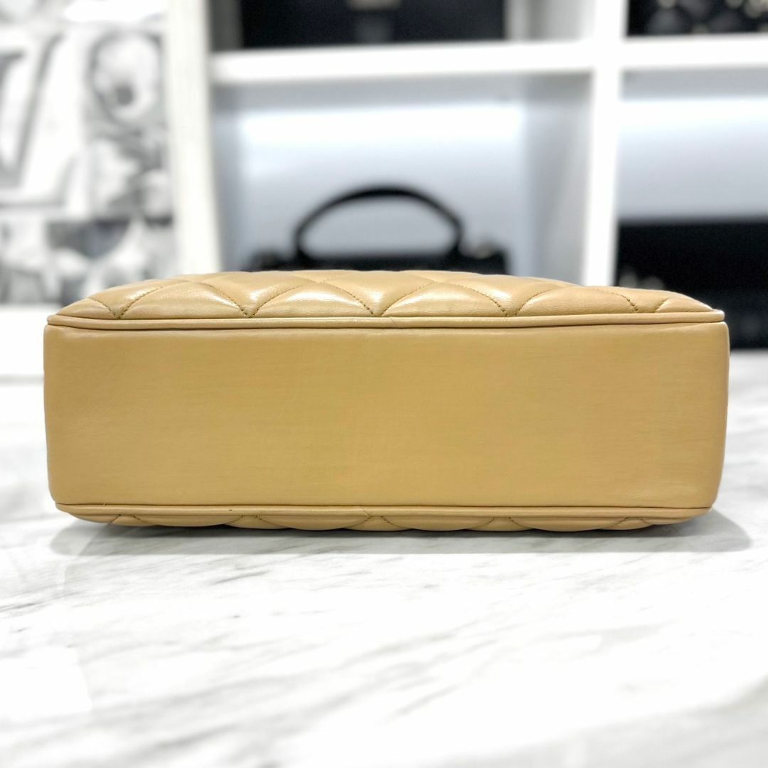 CHANEL - シャネル マトラッセ トートバッグ ベージュ×ゴールド CHANEL - シャネル マトラッセ トートバッグ ベージュ×ゴールド