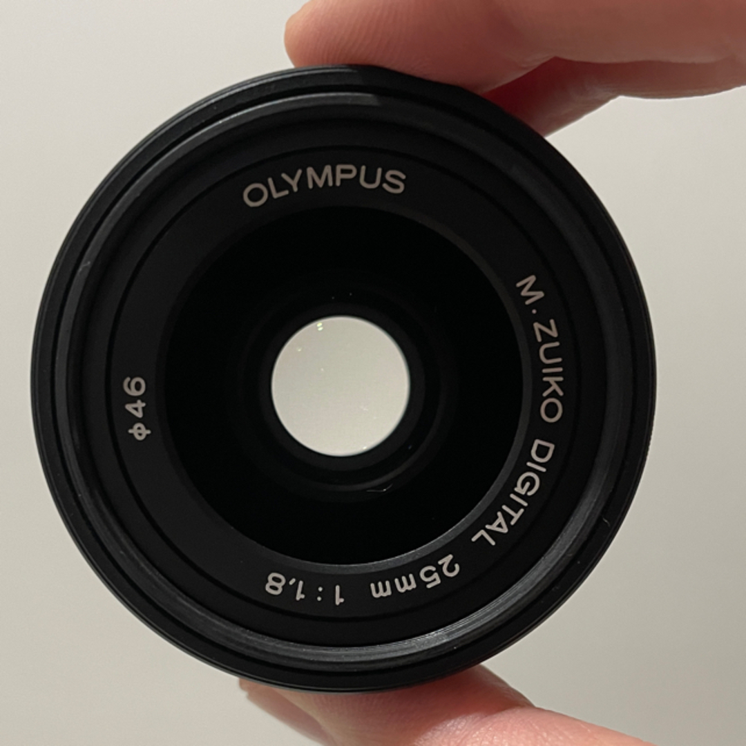 OLYMPUS(オリンパス)のM.ZUIKO DIGITAL 25mm F1.8 [ブラック] スマホ/家電/カメラのカメラ(レンズ(単焦点))の商品写真