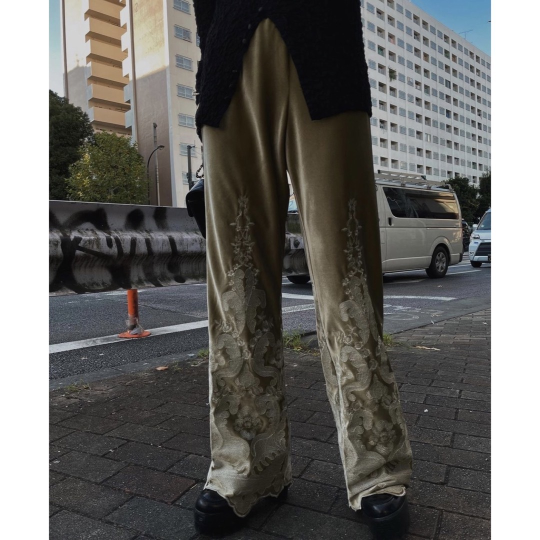 Ameri FLOWER EMBROIDERY VELOUR PANTS