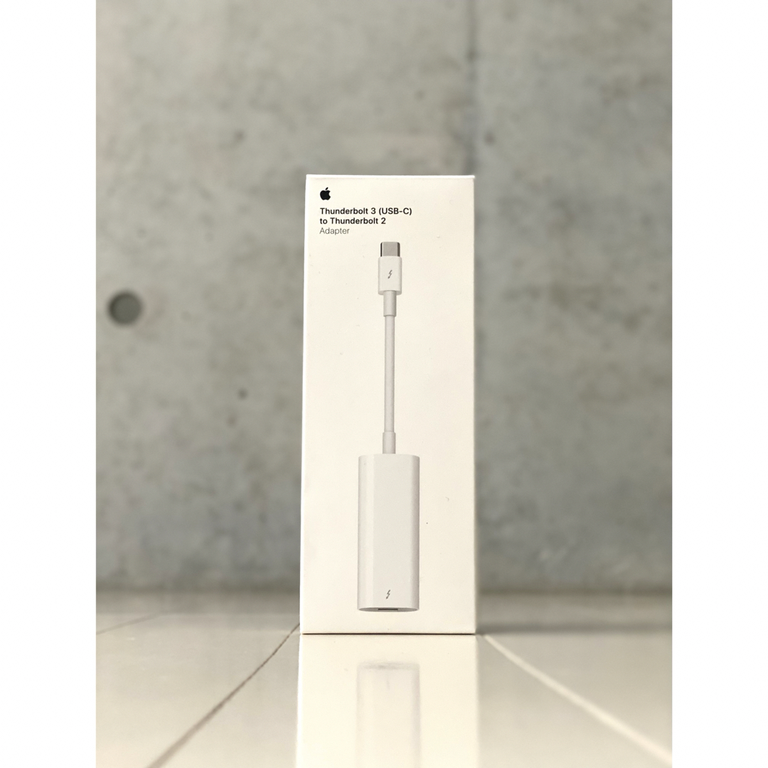 Apple(アップル)のApple純正Thunderbolt 3 - Thunderbolt 2アダプタ スマホ/家電/カメラのPC/タブレット(PC周辺機器)の商品写真