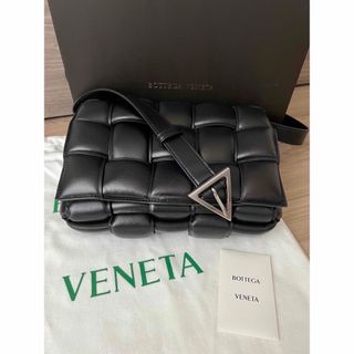 ボッテガヴェネタ(Bottega Veneta)のボッテガヴェネタ　BOTTEGA VENETA パデットカセット黒(ショルダーバッグ)