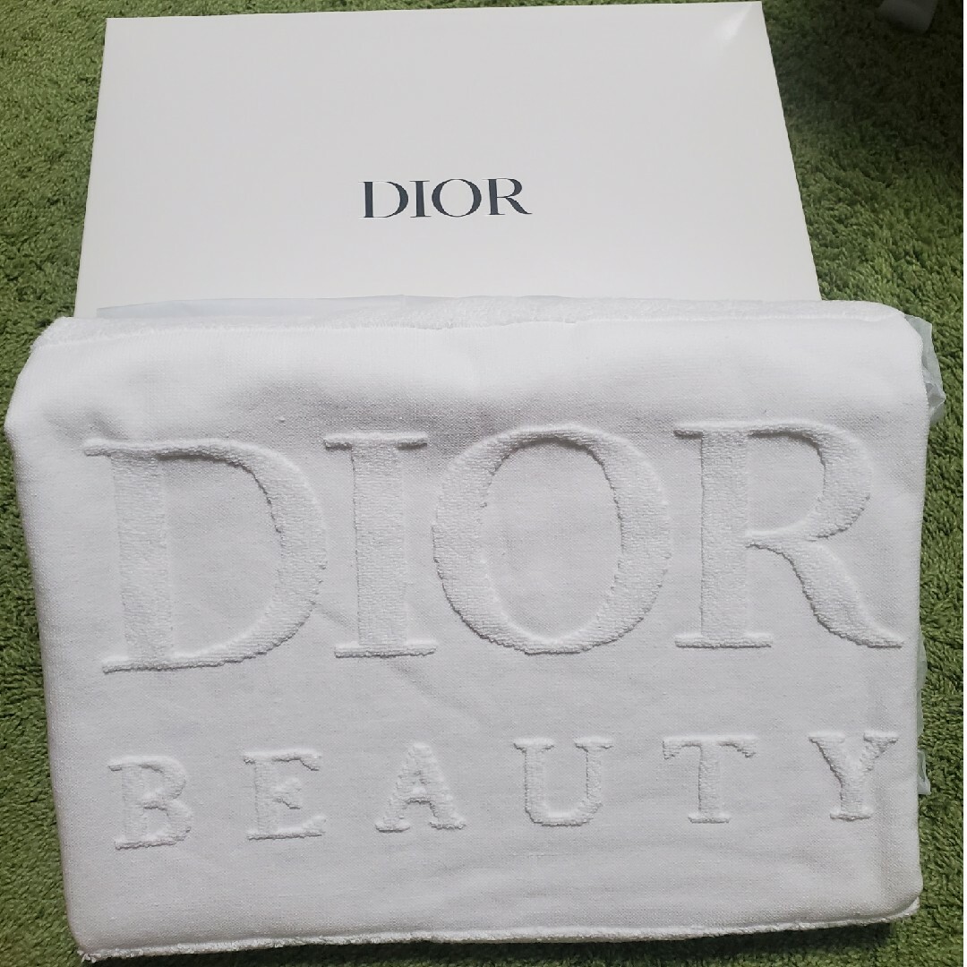 Dior(ディオール)のDIOR beauty バスタオル ホワイト 新品未使用 ディオールビューティー インテリア/住まい/日用品の日用品/生活雑貨/旅行(タオル/バス用品)の商品写真