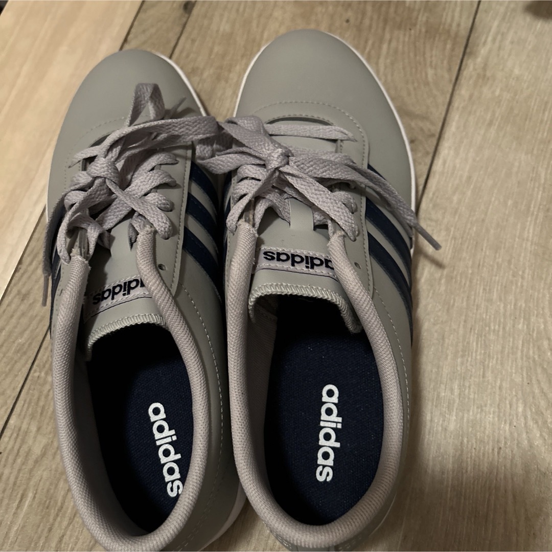 新品未使用！adidas グレー　スニーカー