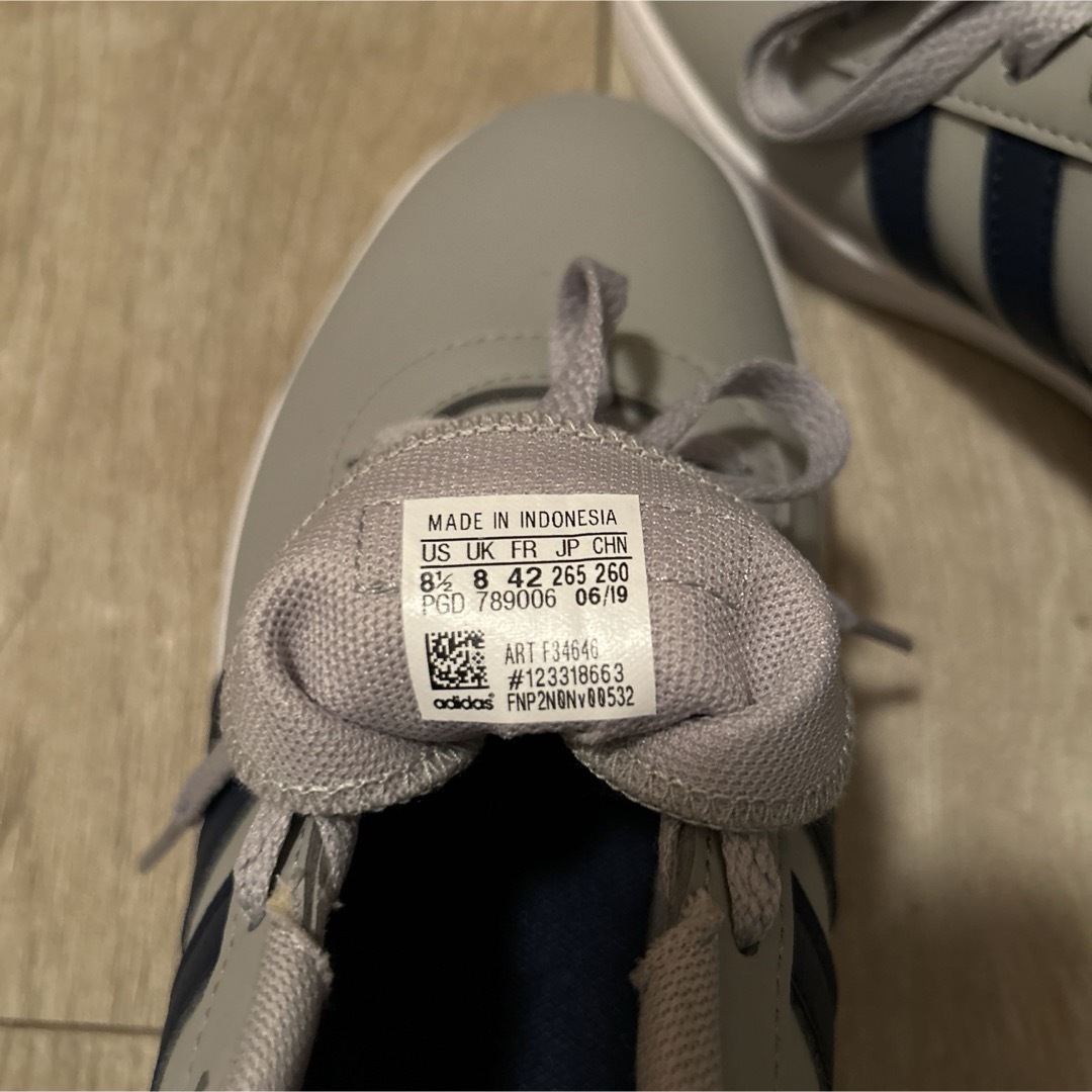 adidas(アディダス)の新品未使用！adidas グレー　スニーカー メンズの靴/シューズ(スニーカー)の商品写真