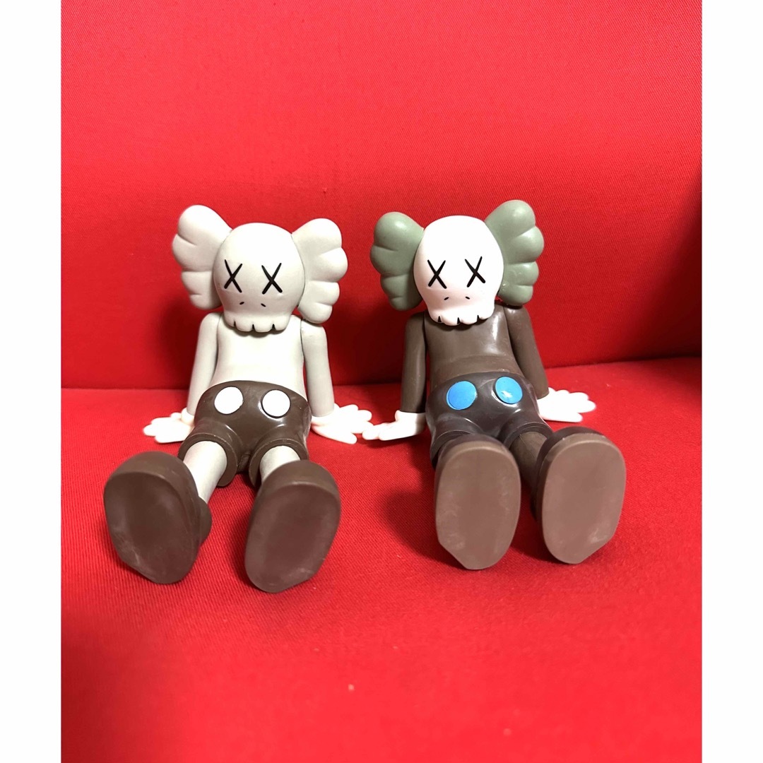 KAWS モチーフフィギュア 2体セット | フリマアプリ ラクマ