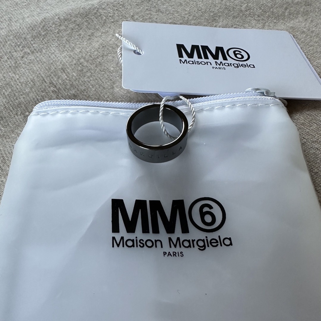 Maison Martin Margiela(マルタンマルジェラ)の2新品 メゾン マルジェラ MM6 ブランドロゴ リング ダークシルバー 指輪 レディースのアクセサリー(リング(指輪))の商品写真