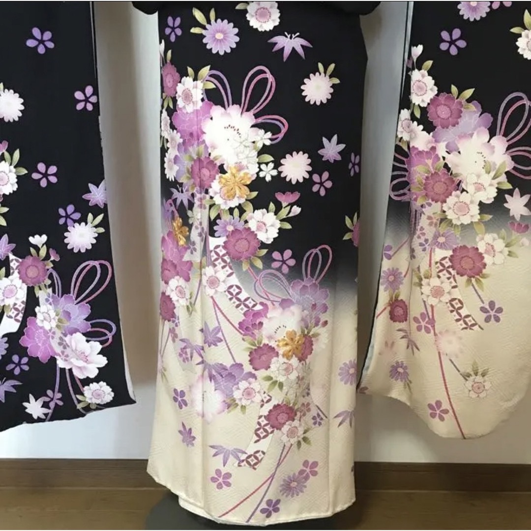 [大特価！！！] 振袖　正絹振袖　黒・藤色桜・金刺繍 レディースの水着/浴衣(振袖)の商品写真