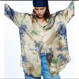 タグ付き　ZARA　総柄　サテン長袖シャツ　光沢あり　ベージュ系　ゆったり　ザラ