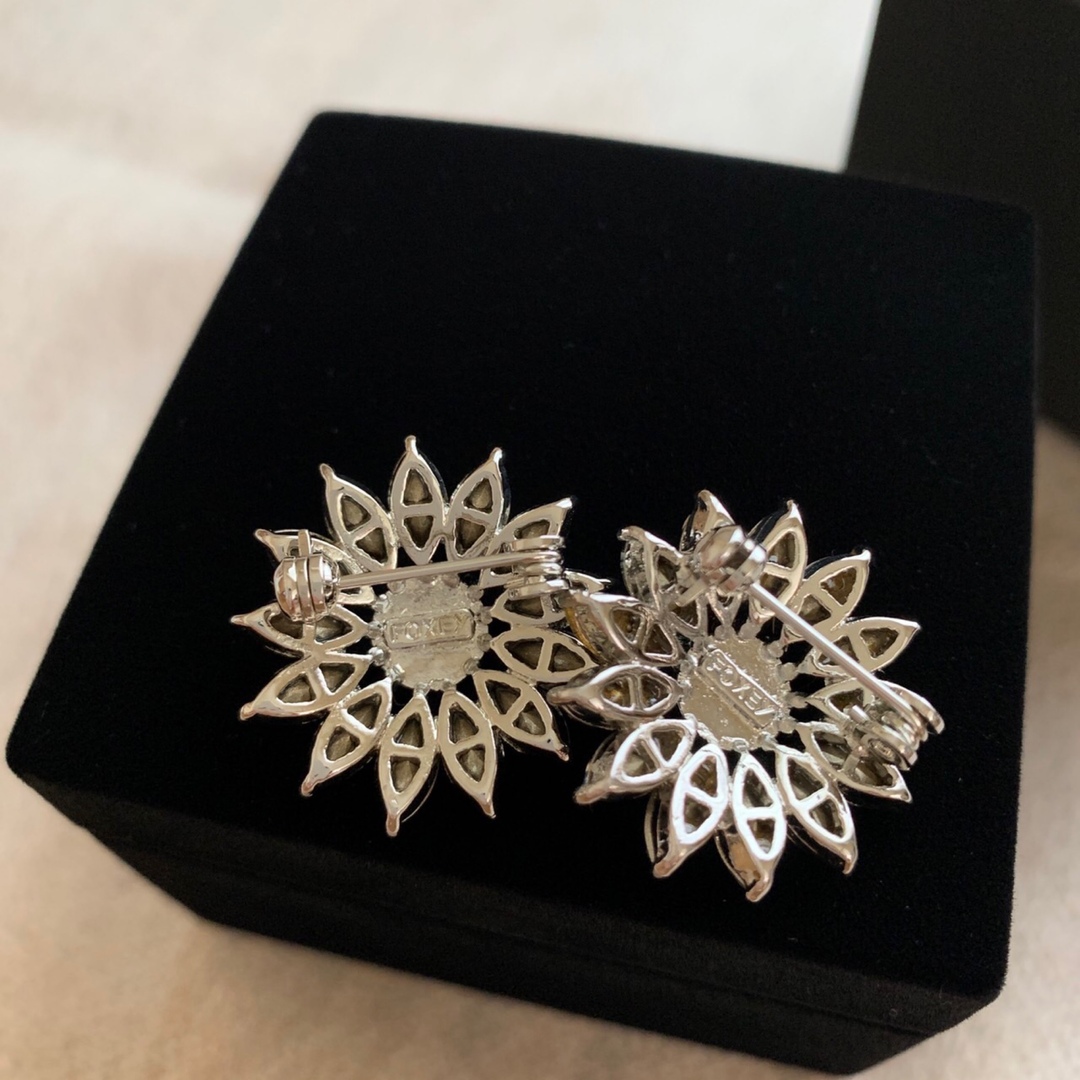 ♡極美品♡ FOXEY お花 ペアブローチ 2個セット ケース付き ♡極美品♡ FOXEY お花 ペアブローチ 2個セット ケース付き