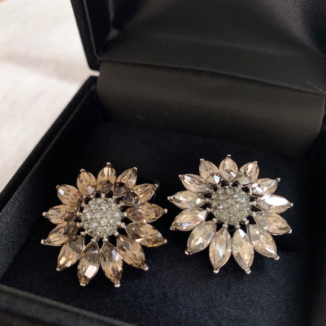 ♡極美品♡ FOXEY お花 ペアブローチ 2個セット ケース付き ♡極美品♡ FOXEY お花 ペアブローチ 2個セット ケース付き
