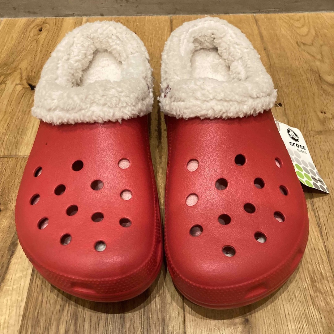 crocs(クロックス)の新品送料込み　クロックス　crocs マンモス　ボアサンダル　レッド　26cm メンズの靴/シューズ(サンダル)の商品写真