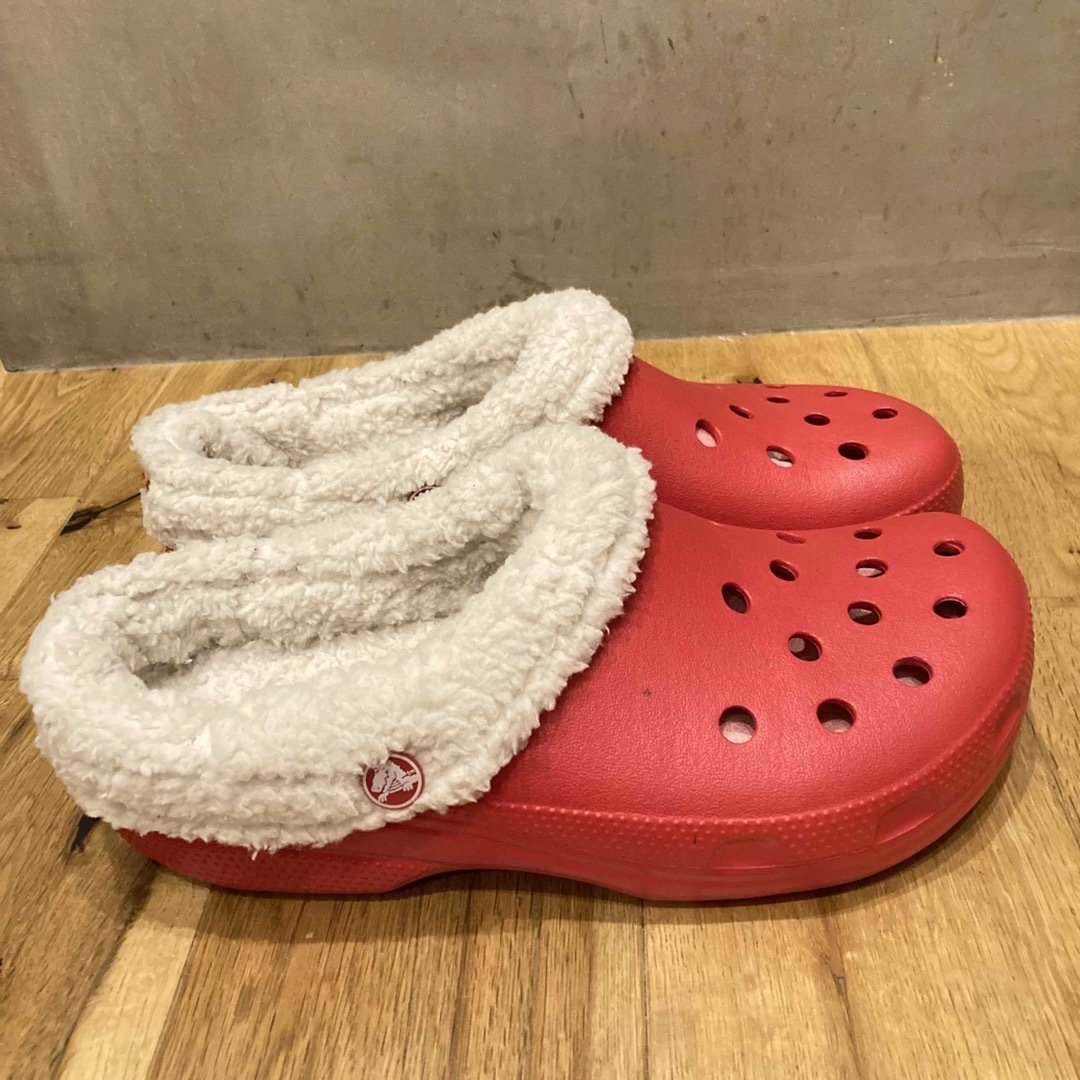 crocs(クロックス)の新品送料込み　クロックス　crocs マンモス　ボアサンダル　レッド　26cm メンズの靴/シューズ(サンダル)の商品写真