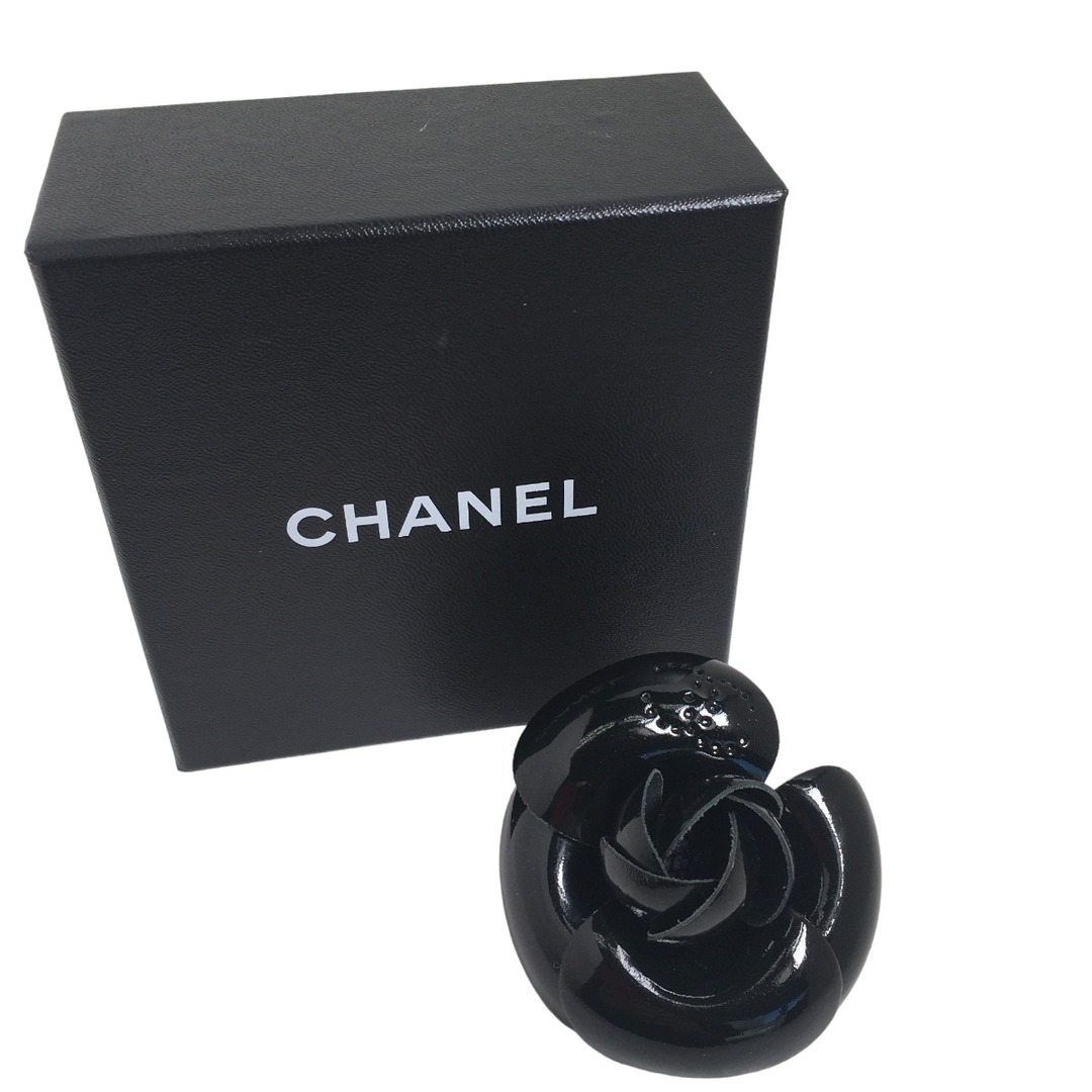 CHANEL(シャネル)のシャネル  ブローチ ブラック  CHANEL コサージュ 箱付き レディースのアクセサリー(ブローチ/コサージュ)の商品写真