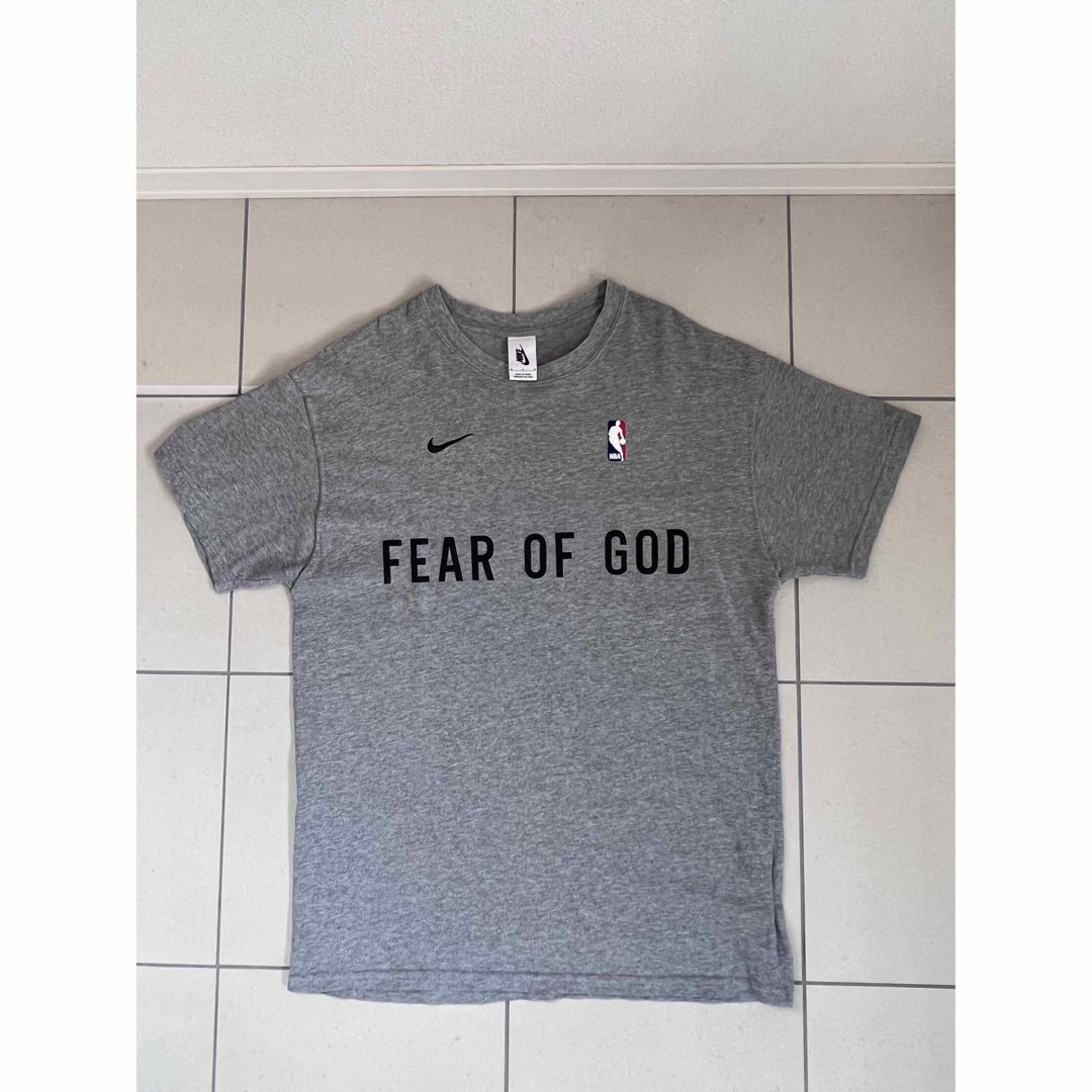 FEAR OF GOD(フィアオブゴッド)のFEAR OF GOD / フィア オブ ゴッド ナイキ "グレー" メンズのトップス(Tシャツ/カットソー(半袖/袖なし))の商品写真