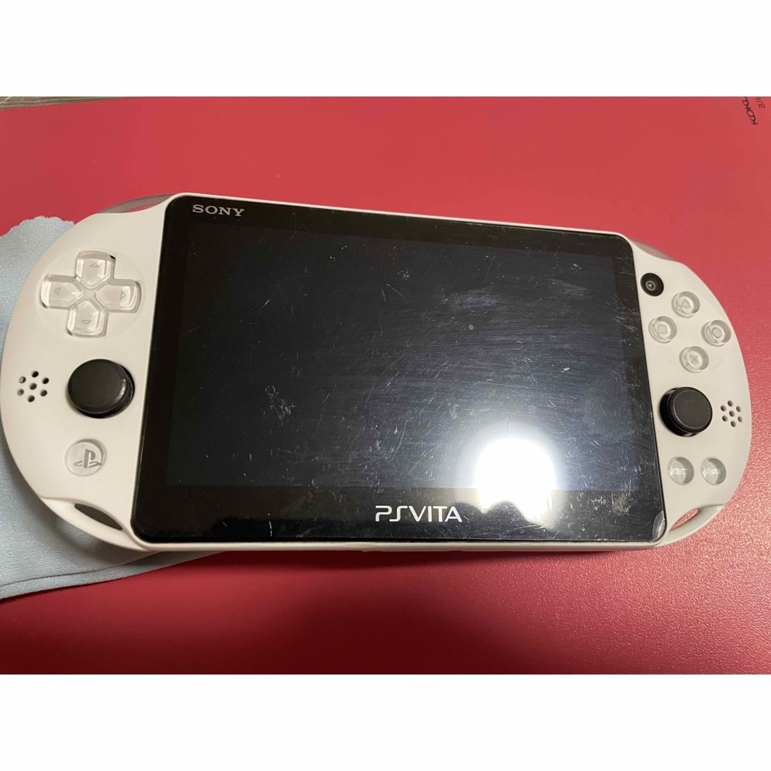 PlayStation Vita(プレイステーションヴィータ)のvita   グレイシャーホワイト　マイクラ　1番 エンタメ/ホビーのゲームソフト/ゲーム機本体(携帯用ゲーム機本体)の商品写真