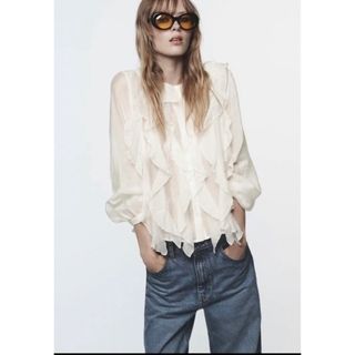 ザラ(ZARA)の【新品未使用】ZARA フリル付きブラウス　sサイズ(シャツ/ブラウス(長袖/七分))