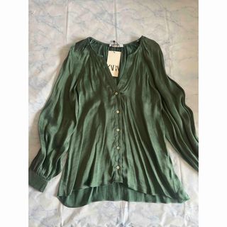 ザラ(ZARA)の新品タグ付き　ZARA  長袖ブラウス　XS グリーン(シャツ/ブラウス(長袖/七分))