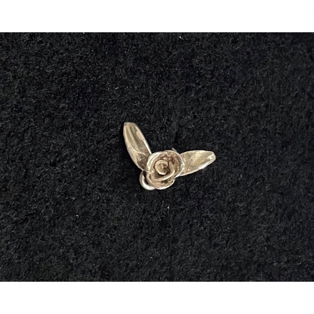 e.m.(イーエム)のe.m. バラのスタッドピアス シルバー 片耳用 メンズのアクセサリー(ピアス(片耳用))の商品写真
