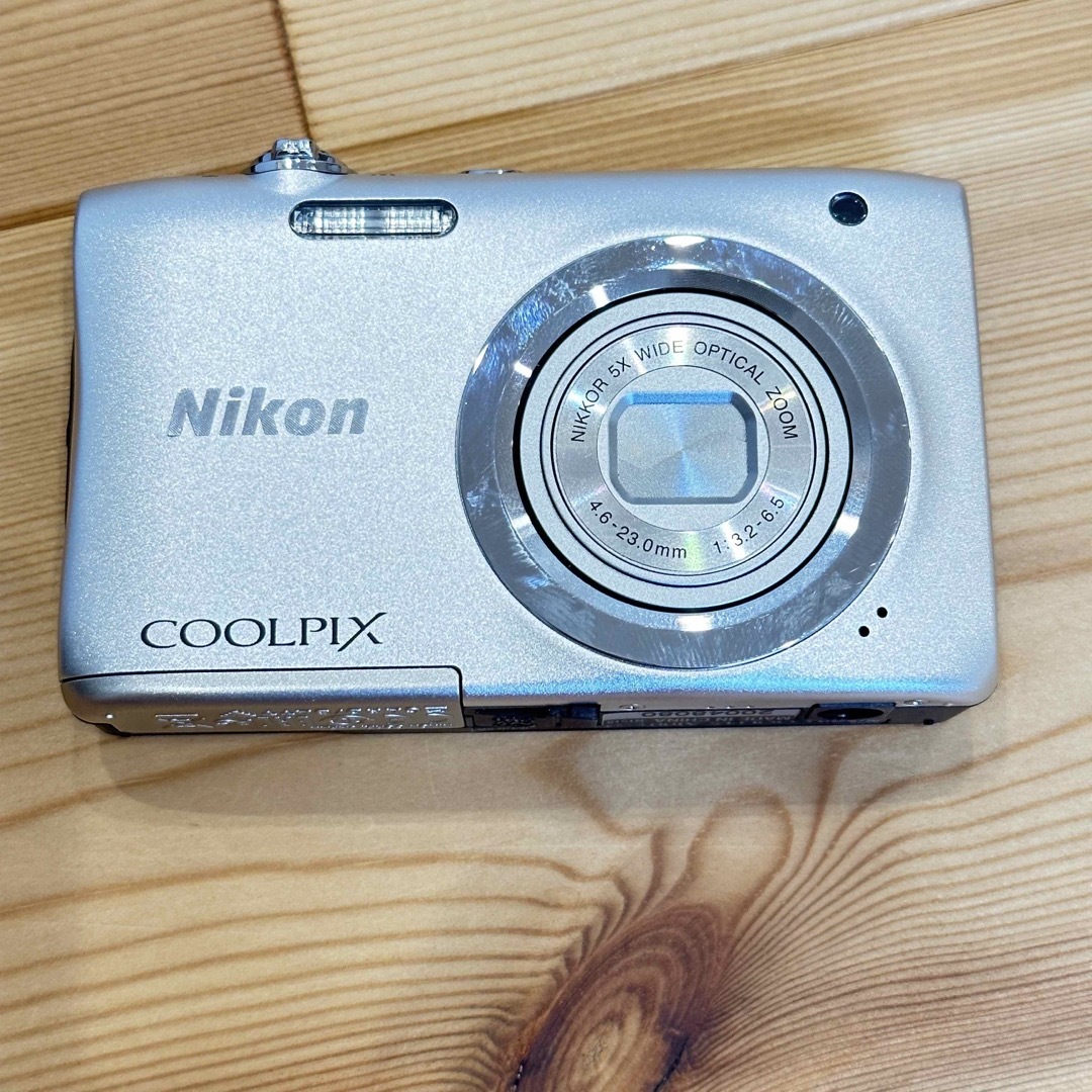 値下げ中 NIKONニコンCoolpix A100 デジカメ シルバー | www