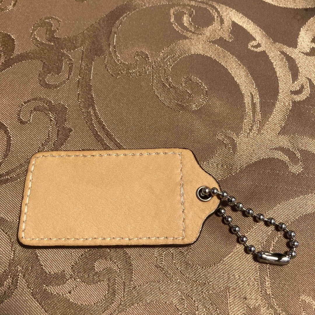 COACH(コーチ)の<他の種類色も出品中>   COACH コーチ タグキーホルダー　レザーチャーム ハンドメイドのファッション小物(バッグチャーム)の商品写真