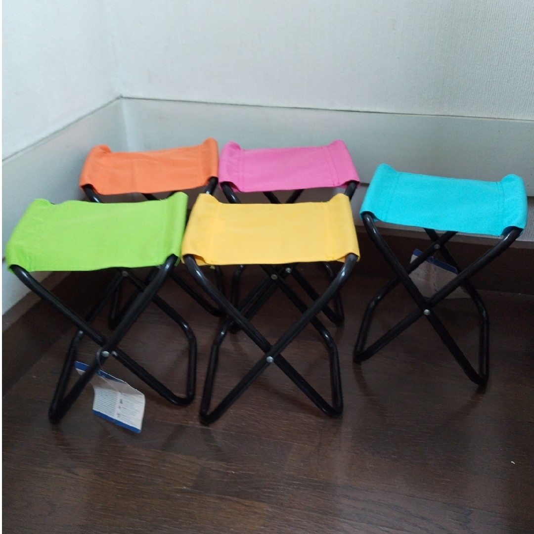 DAISO(ダイソー)のキャンプ　バーベキューに★　映える折り畳み椅子　５色セット②　ダイソー スポーツ/アウトドアのアウトドア(テーブル/チェア)の商品写真