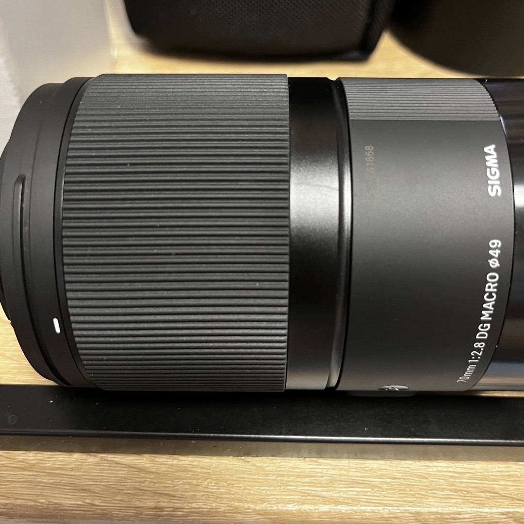 SIGMA(シグマ)の最終特価 美品 SIGMA 70mm F2.8 DG MACRO ソニーE スマホ/家電/カメラのカメラ(レンズ(単焦点))の商品写真