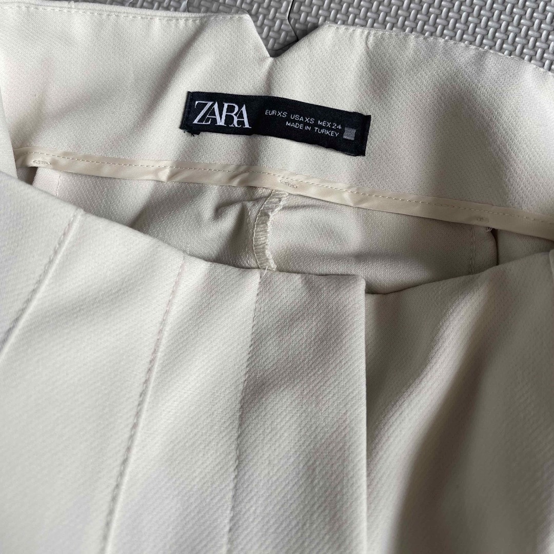 ZARA(ザラ)のzara タックパンツ　ハイウエスト　アイボリー　24インチ レディースのパンツ(カジュアルパンツ)の商品写真