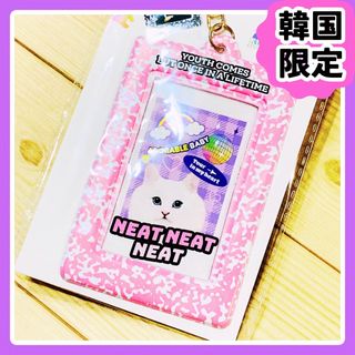 ダイソー(DAISO)の韓国限定 トレカケース キーホルダー ピンク 推し活 アイドル チェキ ダイソー(アイドルグッズ)