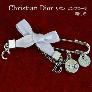 クリスチャンディオール(Christian Dior)のChristian Dior　リボン　チャーム　ピンブローチ　箱付　新同品(ブローチ/コサージュ)