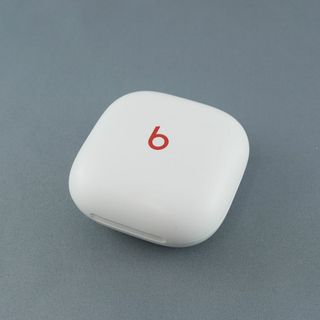 ビーツバイドクタードレ(Beats by Dr Dre)のBeats by Dr.Dre Fit Pro 充電ケースのみ USED美品 ビーツ ワイヤレスイヤホン 充電器 チャージングケース ホワイト 完動品 S V8963(ヘッドフォン/イヤフォン)