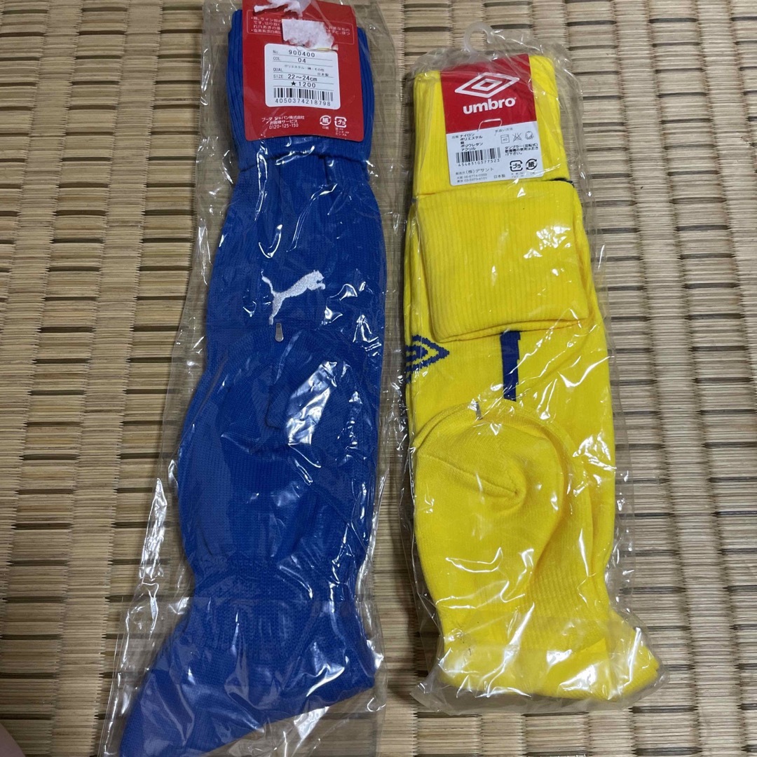 UMBRO(アンブロ)のサッカーソックス 2枚セット 22〜24cm プーマ 青 アンブロ 黄色 スポーツ/アウトドアのサッカー/フットサル(ウェア)の商品写真
