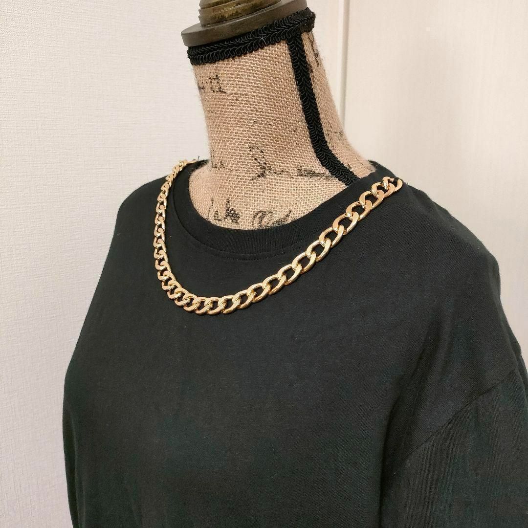 H&M(エイチアンドエム)のH&Mエイチ・アンド・エム レディース Ｔシャツ 黒 ゴールド飾り ゆるだぼ レディースのトップス(Tシャツ(半袖/袖なし))の商品写真