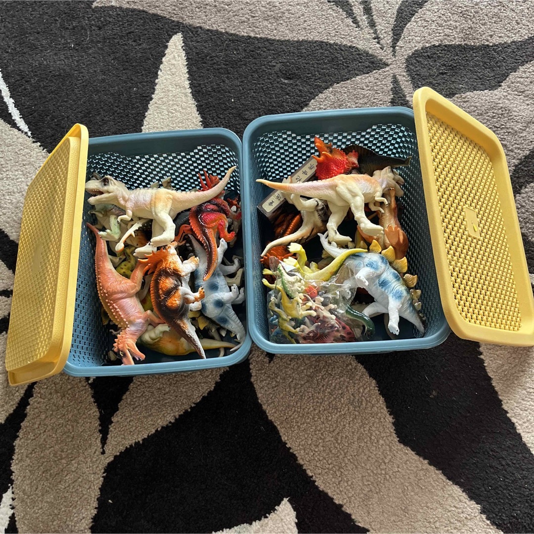 2個セット売り⭐️恐竜のおもちゃ フィギュア 収納ボックス付き キッズ/ベビー/マタニティのおもちゃ(知育玩具)の商品写真