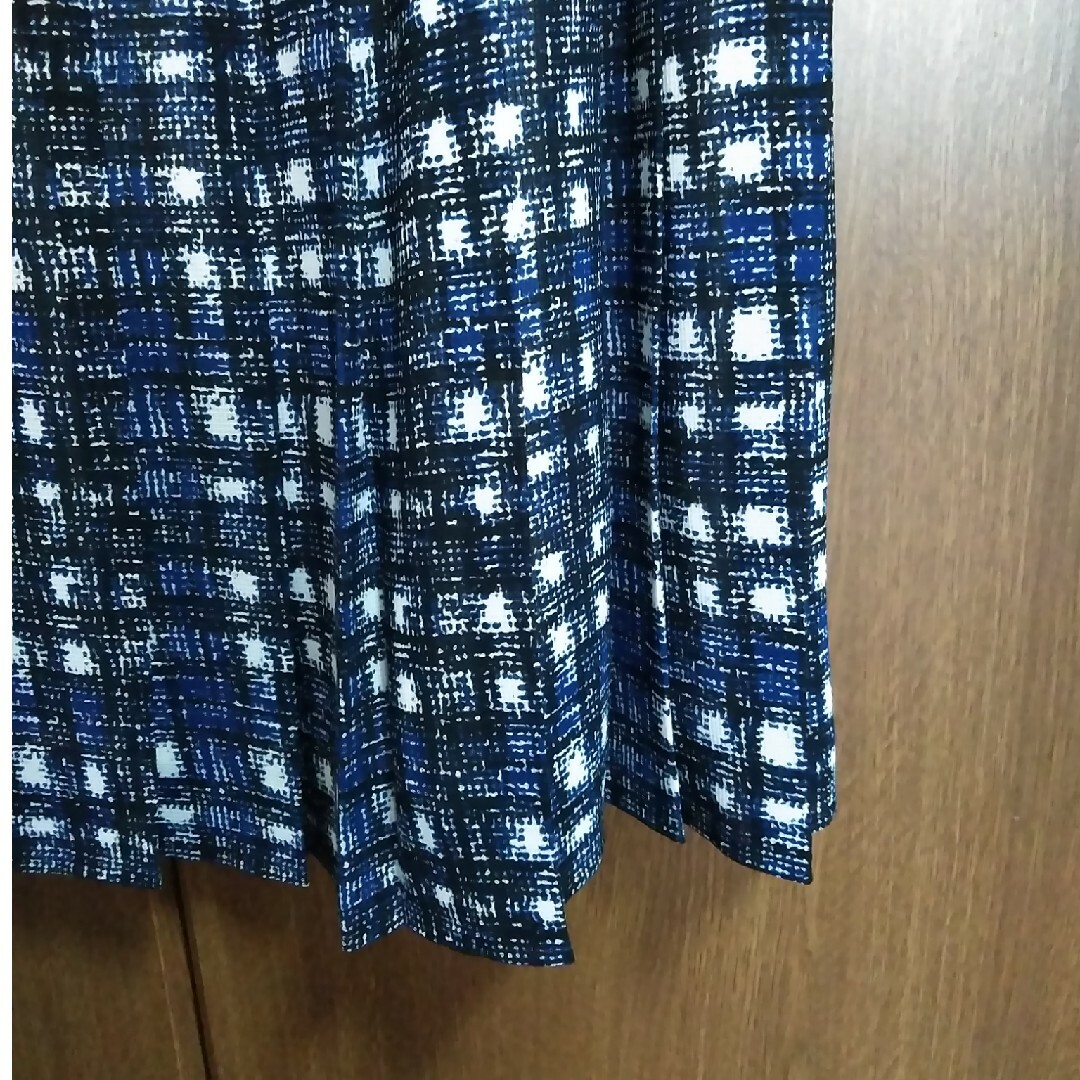 ELLE(エル)の未使用☆ELLE　プリーツスカート　膝丈　青×黒　ブルー　チェック レディースのスカート(ひざ丈スカート)の商品写真