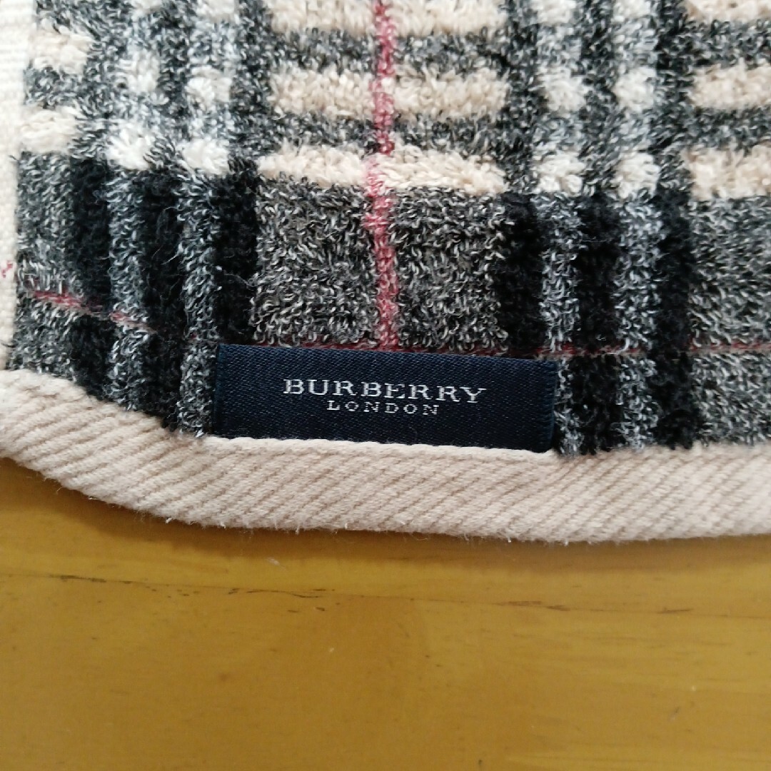 BURBERRY(バーバリー)の美品　バーバリーフェイスタオル　2枚 インテリア/住まい/日用品の日用品/生活雑貨/旅行(タオル/バス用品)の商品写真