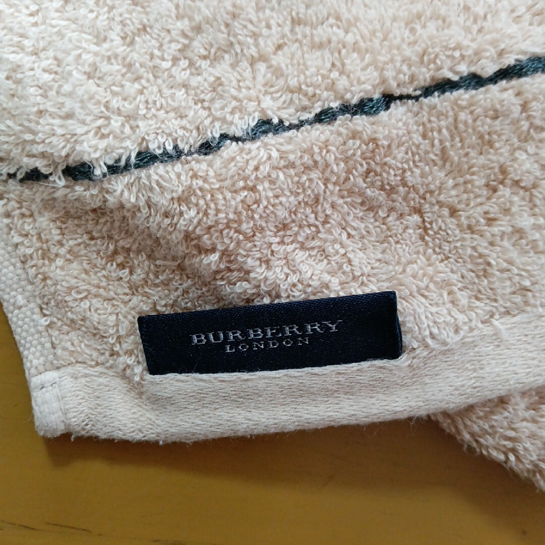 BURBERRY(バーバリー)の美品　バーバリーフェイスタオル　2枚 インテリア/住まい/日用品の日用品/生活雑貨/旅行(タオル/バス用品)の商品写真