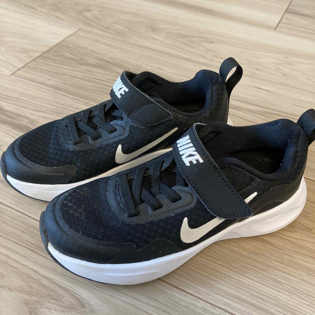 NIKE(ナイキ)のNIKEスニーカー　17cm 値下げ キッズ/ベビー/マタニティのキッズ靴/シューズ(15cm~)(スニーカー)の商品写真