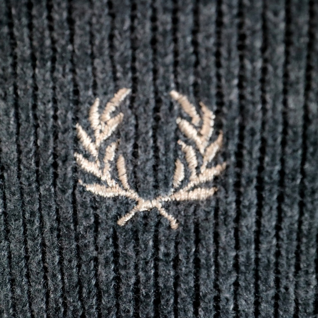 FRED PERRY(フレッドペリー)のFRED PERRY フレッドペリー ハイネックセーター 防寒  ユーロ ハーフジップ ワンポイントロゴ グレー (メンズ XL) 中古 古着 O1871 メンズのトップス(ニット/セーター)の商品写真