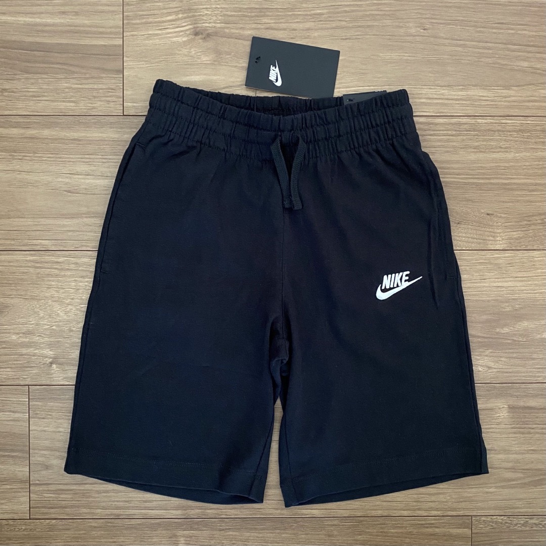 NIKE(ナイキ)のナイキ キッズ ハーフパンツ ブラック スウェット 130 140 新品 キッズ/ベビー/マタニティのキッズ服男の子用(90cm~)(パンツ/スパッツ)の商品写真