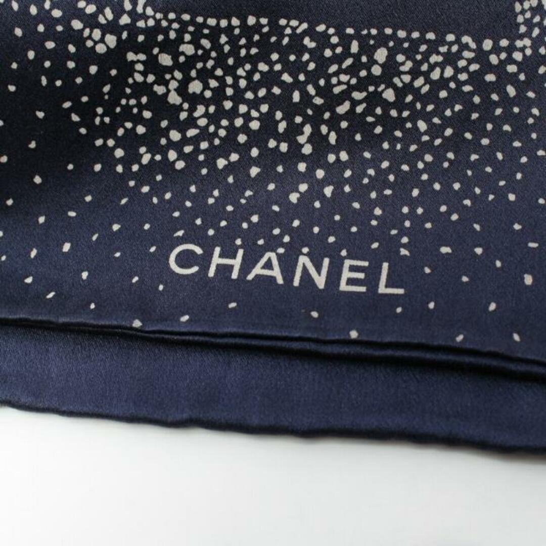 CHANEL(シャネル)のココマーク スカーフ マフラー シルク ダークブルー オフホワイト レディースのファッション小物(バンダナ/スカーフ)の商品写真
