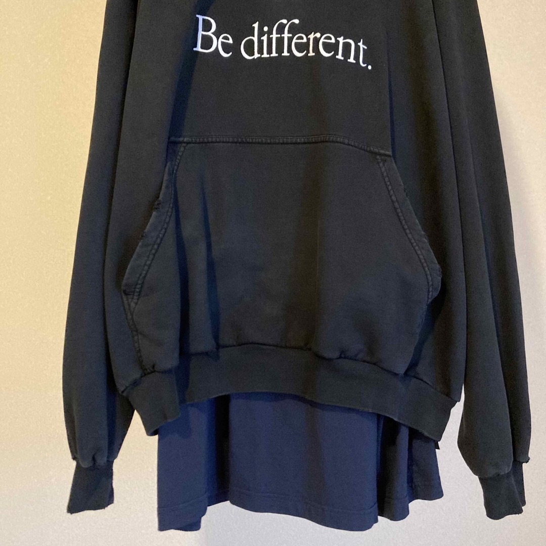 BALENCIAGA - BALENCIAGA BE DEFFERENT HOODIE APPLEの通販 by BALENCIAGA - BALENCIAGA BE DEFFERENT HOODIE APPLEの通販 by