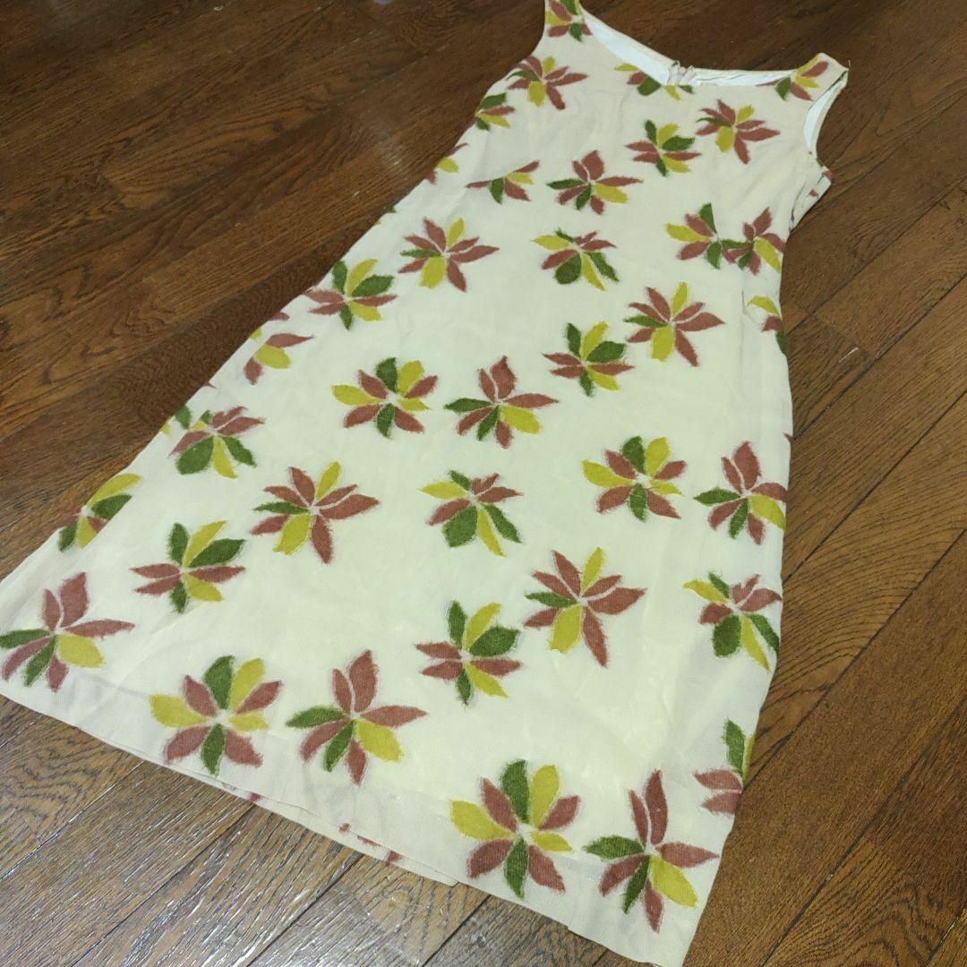 1647超美品 シビラ M 膝丈ワンピース 花柄 ノースリーブ ベージュ系